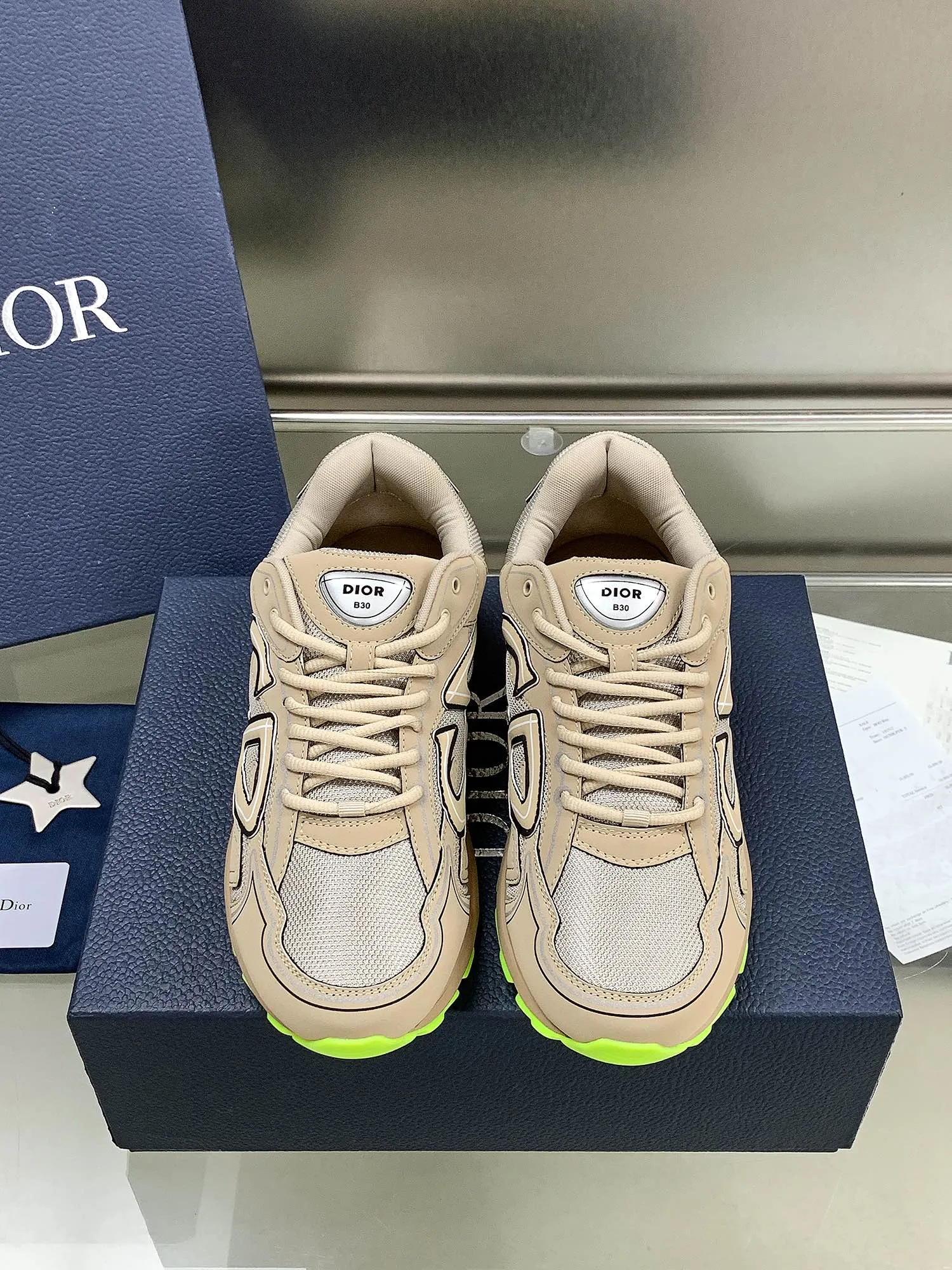 👟👟Ex-factory price 660👟👟 Newly upgraded Dior B30 series dad sneakers. New B30 sneakers. Dad Shoes style shoes that follow the trend of the retro market. The Dior logo on the tongue also indicates that this pair of shoes is the B30 model! B30 uses fine-textured leather and mesh cloth materials to form a shoe body. There are conspicuous letters CD on both sides of the shoe body to indicate identity. Many lines on the shoe body outline details to make the shoes look less monotonous and full of retro flavor. The delivery counter is exquisitely packaged🛍📦 ▪️Fabric: Original customized technical fabric + mesh ▪️Inner lining: Customized breathable lining ▪️Outsole: IP+TPU outsole ▪️Sole thickness: 3.5CM ▪️Size: Women’s size 35-40 / Men’s size 39-45